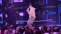 Meski hanya tiga lagu, ia berhasil membuat penonton terhibur dengan hits-hitsnya. Pool/Noel/detikFoto.