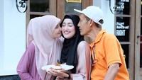Tak berlebihan kalau menyebut Nadia dokter muda karena usiannya memang baru menginjak 25 tahun. Ini momen ketika Nadia ulang tahun ditemani dua orang tuanya. Foto: instagram Nadia Alaydrus