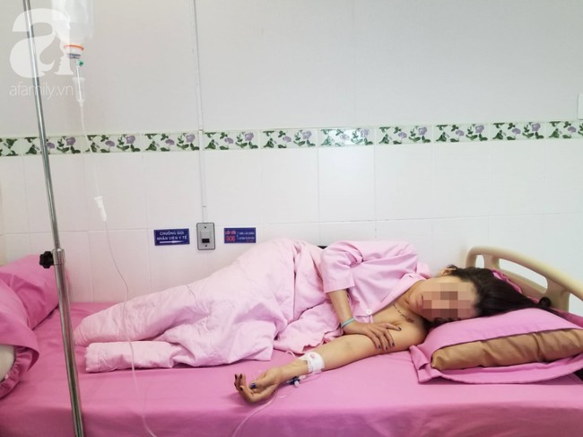 Penyanyi asal Vietnam Mai Tuong Vi merasakan sakit yang tak tertahankan pada dada kirinya, saat berada dalam penerbangan dari Taiwan menuju negara asalnya. Payudaranya terus terasa sakit dan bengkak, yang akhirnya terungkap bahwa penyebabnya adalah implan silikon pecah. Mai lalu melakukan operasi agar payudara kirinya bisa normal kembali. Foto: Istimewa