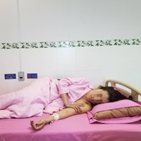 Penyanyi asal Vietnam Mai Tuong Vi merasakan sakit yang tak tertahankan pada dada kirinya, saat berada dalam penerbangan dari Taiwan menuju negara asalnya. Payudaranya terus terasa sakit dan bengkak, yang akhirnya terungkap bahwa penyebabnya adalah implan silikon pecah. Mai lalu melakukan operasi agar payudara kirinya bisa normal kembali. Foto: Istimewa