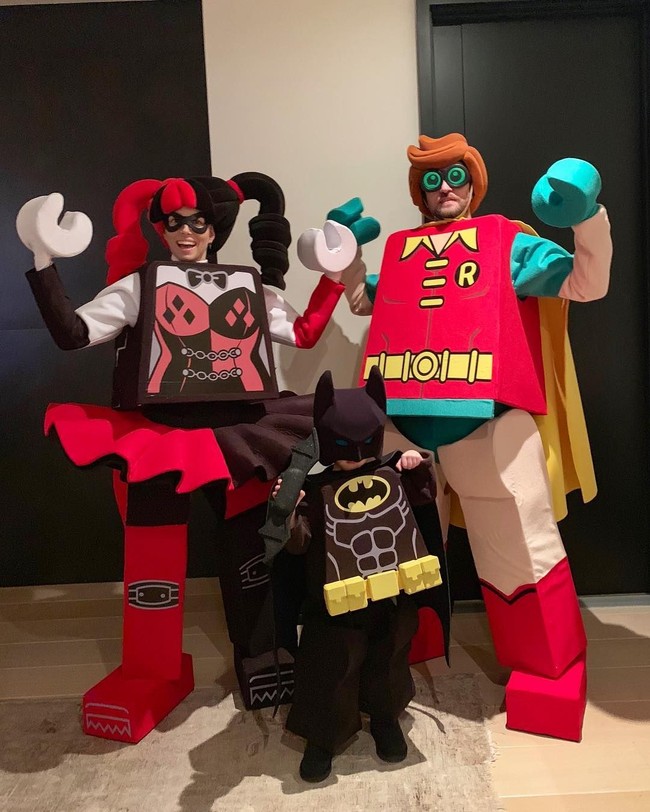 Berkostum unik menjadi hal yang wajib saat merayakan Halloween. Para selebriti dunia pun berlomba-lomba memberikan penampilan terbaik mereka. Seperti Justin Timberlake dan Jessica Biel beserta putra mereka yang kompak berkostum Lego Batman. (Foto: Instagram)