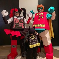 Berkostum unik menjadi hal yang wajib saat merayakan Halloween. Para selebriti dunia pun berlomba-lomba memberikan penampilan terbaik mereka. Seperti Justin Timberlake dan Jessica Biel beserta putra mereka yang kompak berkostum Lego Batman. (Foto: Instagram)