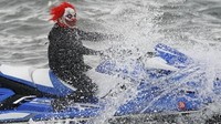 New York juga merayakan Halloween di East River. (REUTERS/Carlo Allegri)