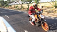 Di beberapa titik, jalanan pun menjadi cukup bergelombang sehingga rombongan harus menjaga kecepatan aman.