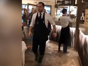 Kena Banjir Terburuk Venesia, Restoran Ini Tetap Buka Seperti Biasa