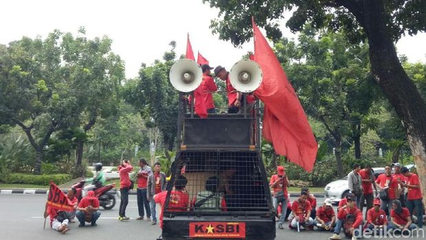 Demo buruh di depan Balai Kota DKI jelang pengumuman penetapan UMP, Kamis (1/11/2018)