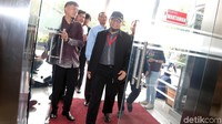 Novel disiram air keras oleh orang tidak dikenal pada 11 April 2017 lalu. Akibatnya, Novel harus menjalani berkali-kali operasi untuk memperbaiki kerusakan matanya. Hingga kini pelakunya juga belum terungkap. Pihak kepolisian mengatakan pengusutan kasus ini terus berjalan.