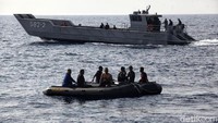 TNI AL melakukan penyisiran menggunakan Landing Craft Utility (LCU) KRI Banda Aceh dengan nomor lambung 593-2.