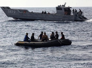 Derek-derek Kapal Siap Angkat Bagian Utama Lion Air dari Laut