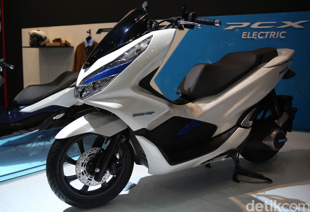 PT Astra Honda Motor (AHM) memperkenalkan skuter listrik terbarunya di ajang Indonesia Motorcycle Show (IMOS) 2018. Skutik ini adalah PCX Electric.