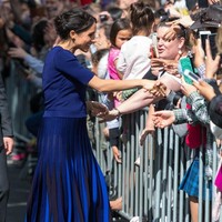 Tampaknya Meghan tidak menyadari pakaian dalamnya terekspos. Sambil tersenyum, perempuan yang tengah hamil tiga bulan itu tetap menyapa massa yang telah menantikannya. (Foto: Dominic Lipinski-Pool/Getty Images)