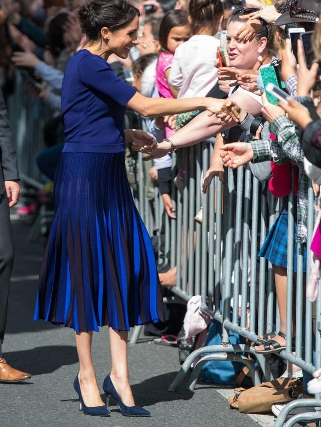 Tampaknya Meghan tidak menyadari pakaian dalamnya terekspos. Sambil tersenyum, perempuan yang tengah hamil tiga bulan itu tetap menyapa massa yang telah menantikannya. (Foto: Dominic Lipinski-Pool/Getty Images)