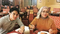 Wanita paruh baya ini memang doyan kulineran. Kali ini ia terlihat melahap sajian khas Negeri Sakura di salah satu hotel bintang 5 di Jakarta. Foto: Instagram kusthini_hs