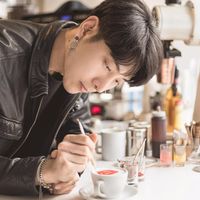 Mirip Artis Korea! Barista Ganteng Ini Jago Bikin Latte Art