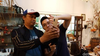 Ia tak segan untuk terjun langsung dalam memberikan arahan dalam memgambil gambar. Foto: Muhamad Imron Rosyadi/detikINET