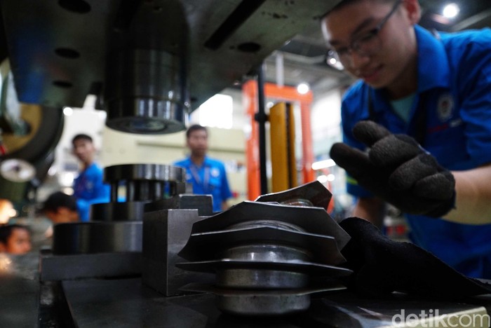 Menteri Ekonomi dan Energi Jerman Peter Altmaier (tengah) dan Menteri Perindustrian Republik Indonesia Airlangga Hartarto (ketiga dari kiri) mengamati komponen yang ditunjukkan oleh mahasiswi Politeknik Manufaktur Astra didampingi Presiden Direktur PT Astra International Tbk Prijono Sugiarto (kedua kanan), Ketua Dewan Pembina Yayasan Astra Bina Ilmu (Politeknik Manufaktur Astra) Johannes Loman (kanan) saat mengunjungi workshop mekatronik Politeknik Manufaktur Astra (1/11).