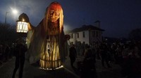 Warga Irlandia pun menyambut parade ini dengan kostum yang tak kalah seram. (REUTERS/Clodagh Kilcoyne)