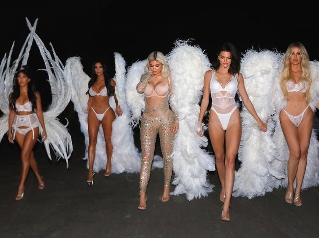 Di Halloween 2018, Klan Kardashian-Jenner memilih tema yang seksi: para bidadari Victorias Secret. (Foto: Instagram)
