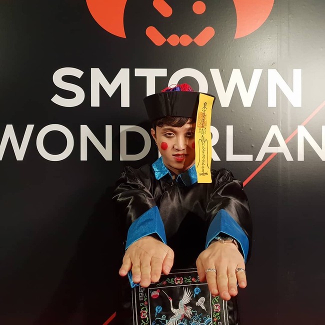 Tak hanya idol, hadir pula komedian Park Sung Kwang yang berdandan sebagai jiangshi atau vampir China yang suka melompat. Foto: Instagram @smtown