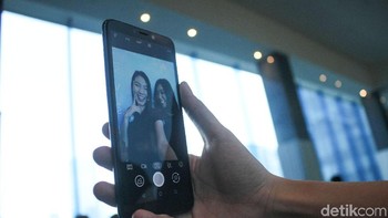 Dengan Layar 5.45 dan Rasio 18:9 membuat pegguna menjadi lebih leluasa saat browsing, membaca e-book, menonton video, bermain games dan lain-lain. (Foto: detikINET/Rifkianto Nugroho)