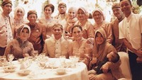 Tuh kan, kedekatan Kathini dengan Maia sangat terlihat di foto ini. Ia berada di belakang Maia dan memegang pundak sang anak.  Foto: Instagram kusthini_hs