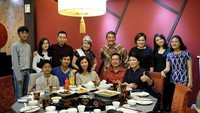 Rayakan ulang tahun sang tante, Laura dan keluarga besarnya sempatkan makan bersama. Kali ini di restoran China dengan menu lengkap. Foto: Instagram lauralazarus