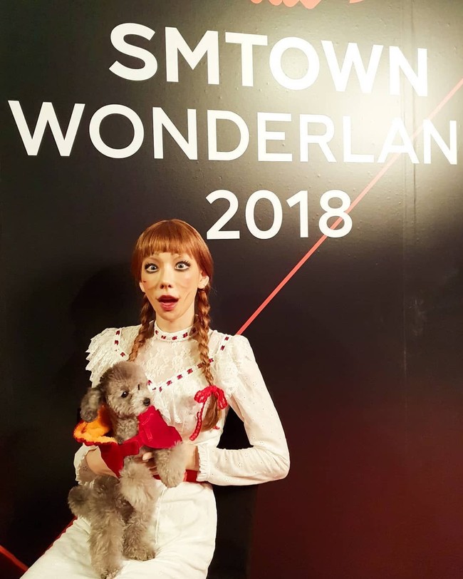 Annabelle jadi salah satu karakter paling favorit tahun ini. Taeyeon SNSD pun memilih boneka menyeramkan tersebut sebagai kostumnya untuk di pesta Halloween SM Entertainment 2018. Foto: Instagram @smtown