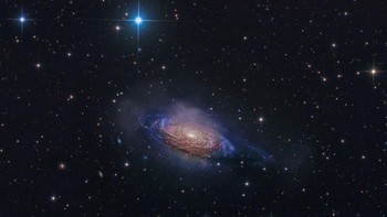 Juara kategori Galaxies - Steven Mohr. PlaneWave CDK 12.5 telescope, Astrodon Gen II LRGB, Baarder Hα lens at 2541 mm f/8, Astro Physics 900 mount, SBIG STXL-11000 camera, Luminance: 33 × 1200-second exposures Hα: 12 × 1200-second exposures RGB: 450 × 12–18-second exposures. Foto: Royal Museums Greenwich
