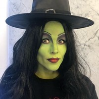 Jennifer Garner hampir sulit dikenali dengan kostum Halloween ini. Bisa tebak ia menjadi apa? Petunjuk: Broadway dan lagu Defying Gravity. (Foto: Instagram)