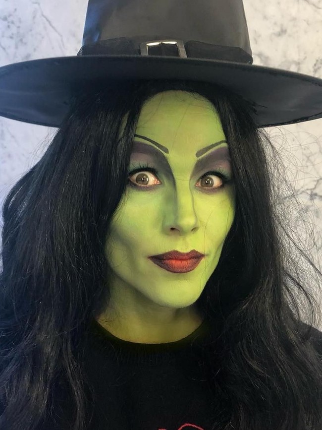 Jennifer Garner hampir sulit dikenali dengan kostum Halloween ini. Bisa tebak ia menjadi apa? Petunjuk: Broadway dan lagu Defying Gravity. (Foto: Instagram)