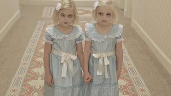 Punya anak kembar? Foto ini bisa memberikan inspirasi kostum halloween bak film horor. (Foto: Boredpanda)