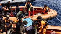 Black box sudah diangkat di Kapal Baruna Jaya I. Kapal Baruna Jaya I lego jangkar untuk fokus pencarian.