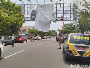 Petugas Tertibkan APK yang Terpasang di Jalan Protokol Ciamis