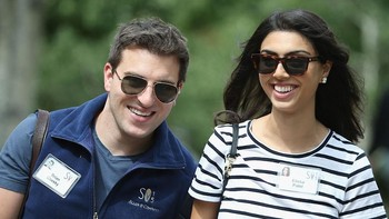 Pendiri Airbnb adalah Brian yang juga CEO bersama kedua temannya, Joe Gebbia dan Nathan Blecharczyk. Ini dia saat bersama sang istri, Elissa Patel. Foto: Getty Images