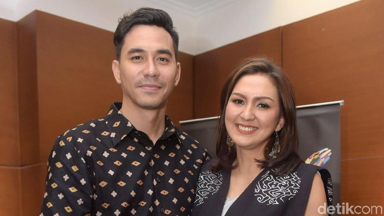 Potret kemesraan Darius dan Dona/ Foto: Noel/detikFoto Potret kemesraan Darius dan Dona/ Foto: Noel/detikFoto