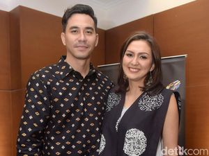 Romantisme Darius-Donna Agnesia, Tatap Mesra Saat Foto Keluarga