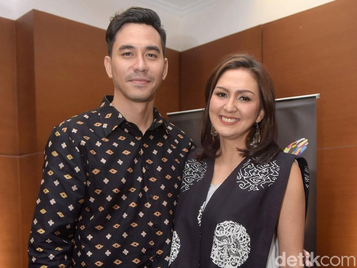 Darius Sinathrya dan Donna Agnesia saat ditemui di kawasan Dewi Sartika.