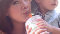 Mantan pramugari Lion Air ini alami kecelakaan di Palembang dan Solo tahun 2004. Bersama sang anak, ia menikmati bubble tea. Tapi jangan manis2 karena takut gendut, tulis Laura. Foto: Instagram lauralazarus