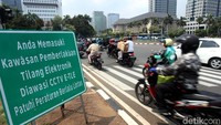 Masa uji coba sistem tilang elektronik atau E-TLE (Electronic Traffic Law Enforcement) di ruas Jalan Sudirman dan Jalan MH Thamrin sudah berakhir. Per hari ini, Kamis (1/11/2018) sistem tilang elektronik mulai diberlakukan.