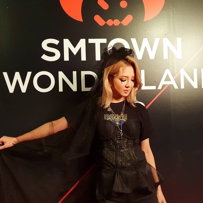 Anda yang ingin tetap terlihat cantik saat pesta Halloween, bisa meniru gaya gothic Hyoyeon SNSD ini. Foto: Instagram @smtown