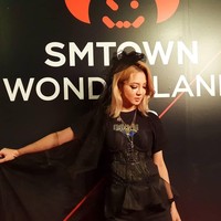 Anda yang ingin tetap terlihat cantik saat pesta Halloween, bisa meniru gaya gothic Hyoyeon SNSD ini. Foto: Instagram @smtown