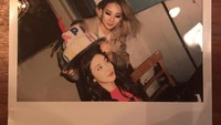 Rapper berusia 27 tahun ini sangat dekat dengan member 2NE1 lainnya, ini pose imut CL saat merayakan ulang tahun Sandara, dengan topi besar berbentuk kue ulang tahun. Foto: Instagram @chaelincl