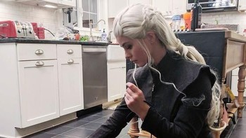 Membawa Drogon kecilku ke pesta halloween (Foto: Boredpanda)