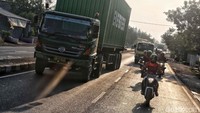 Kebanyakan hanya perumahan warga dan sepetak sawah yang jadi pemanis perjalanan ini. Dan tentu saja, truk-truk besar.