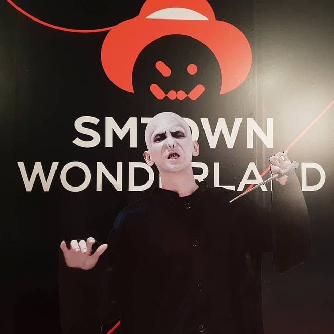 Salah satu artis SM Entertainment yang paling total di pesta Halloween adalah Key Shinee. Tahun ini, Key berdandan sebagai Lord Voldemort. Foto: Instagram @smtown