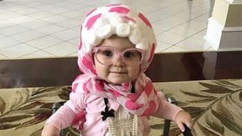 Bayi lucu menggemaskan ini didandani ala Granny karakter nenek dengan tongkat jalannya. (Foto: Boredpanda)