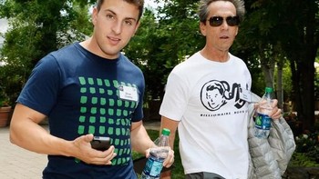 Tahun 2007 Brian dan Joe tinggal di apartemen di San Francisco. Waktu itu ada konferensi dan semua hotel penuh, mereka berinisiatif menyewakan kasur yang ternyata diminati. Berawal dari itu, mereka menggagas situs Airbedandbreakfast.com. Tapi website itu kurang laku. Bahkan setahun kemudian, hanya ada sekitar 10 booking per hari. Foto: Getty Images