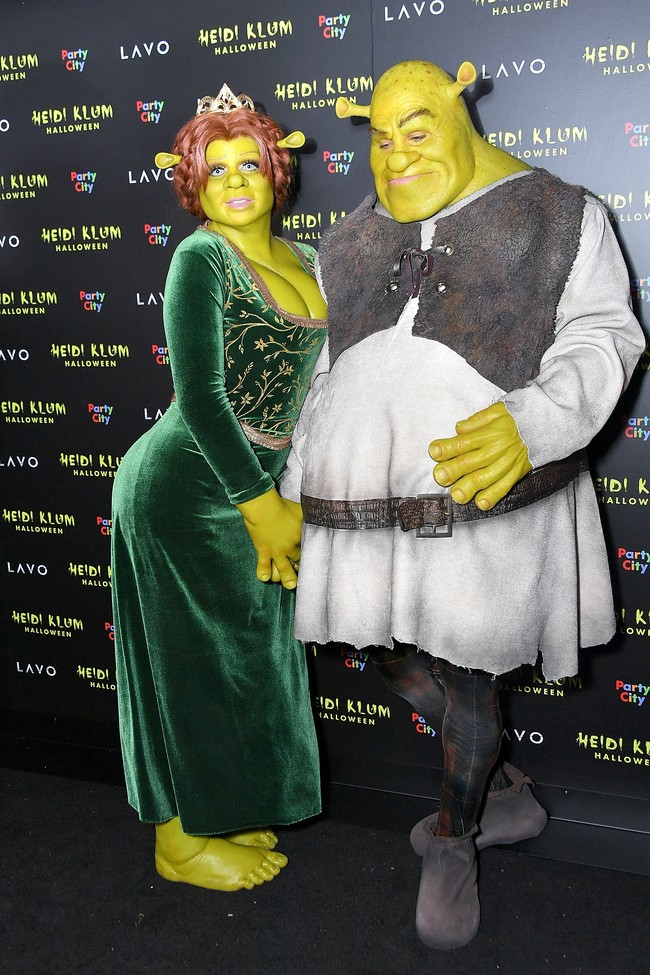 Heidi Klum juga mengajak kekasihnya, Tom Kaulitz menjadi pasangan kostum Halloween tahun ini. Dia bertransformasi menjadi Shrek. Foto: Getty Images