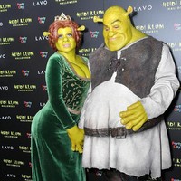 Heidi Klum juga mengajak kekasihnya, Tom Kaulitz menjadi pasangan kostum Halloween tahun ini. Dia bertransformasi menjadi Shrek. Foto: Getty Images