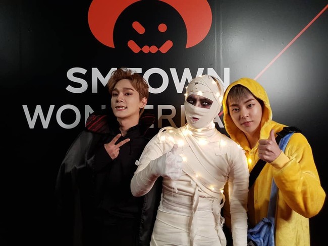 Cukup banyak anggota boy group EXO yang ikut dalam pesta Halloween tahunan SM Entertainment kali ini. Ini adalah penampilan CBX, Xiumin sebagai minion, Chen sebagai vampire, dan yang paling maksimal Baekhyun sebagai mumi. Foto: Instagram @smtown